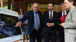 20.08.2026. Konferencja prasowa w Muzeum Przemysłu Naftowego i Gazowniczego im. Ignacego Łukasiewicza w Bóbrce nt. dofinansowania rozbudowy placówki. Od lewej: prezes Fundacji Muzeum Jerzy Ginalski, poseł KP Polska 2050 Bartosz Romowicz, wiceprezes Orlenu Wiesław Prugar oraz minister kultury i dziedzictwa narodowego Marta Cienkowska. Fot. Darek Delmanowicz (PAP)
