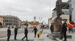 Z okazji 106. rocznicy zwycięskiej bitwy z bolszewikami przedstawiciele władz Białegostoku złożyli kwiaty pod pomnikiem marszałka Józefa Piłsudskiego. Fot. PAP/Artur Reszko