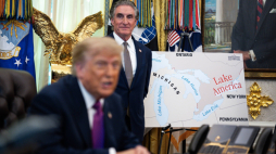 Donald Trump podpisuje rozporządzenie ws. przemianowania jez. Ontario. Fot. Al Drago / Pool (PAP/EPA)