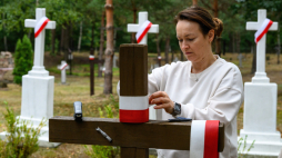 Przygotowania do pogrzebu 55 ofiar zbrodni wołyńskiej na terenie dawnej polskiej wsi Ostrówki. Szczątki odkryli pracownicy Instytutu Pamięci Narodowej podczas prac ekshumacyjnych prowadzonych na przełomie lipca i sierpnia br. Fot. PAP/Vladyslav Musiienko