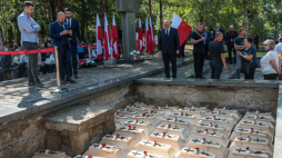Poseł Paweł Kowal na starym cmentarzu w Ostrówkach na Wołyniu pochowano, gdzie pochowano szczątki 55 polskich ofiar zbrodni wołyńskiej. Fot. PAP/Vladyslav Musiienko