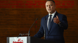 Prezydent Karol Nawrocki w sali BHP Stoczni Gdańskiej w rocznicę podpisania Porozumień Sierpniowych. Fot. PAP/Adam Warżawa