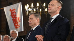 Prezydent Karol Nawrocki i przewodniczący Solidarności Piotr Duda w rocznicę Porozumień Sierpniowych w kościele św. Brygidy w Gdańsku. Fot. PAP/Andrzej Jackowski