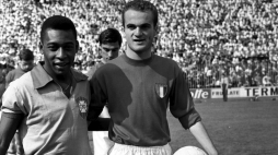 Od lewej: Pelé i Mazzola podczas debiutu w reprezentacji narodowej przed meczem towarzyskim Włoch z Brazylią 12 maja 1963 r. Fot. interleaning.tumblr.com via Wikimedia Commons