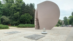 Pomnik Martyrologii Dzieci, tzw. Pęknięte Serce w Łodzi. Fot. wikipedia