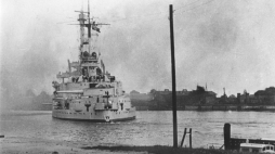 Gdańsk, wrzesień 1939. Schleswig-Holstein, pancernik (okręt szkolny) ostrzeliwuje Westerplatte. Fot. PAP./CAF