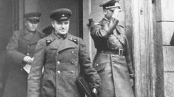 Białystok, 20.09.1939. Delegacja sowiecka i niemiecka opuszczająca po podpisaniu porozumienia Pałac Branickich. Fot. PAP/CAF 