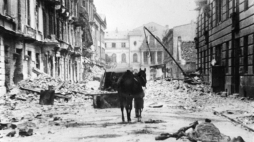 Warszawa, prawdopodobnie 27 września 1939 r., widać ul. Ordynacką od skrzyżowania z ul. Kopernika w kierunku Konserwatorium Muzycznego przy Okólniku. Fot. PAP/CAF