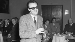 Warszawa 03.1958 r. Siedziba Stowarzyszenia Dziennikarzy Polskich. Uroczystość wręczenia nagrody filmowej Klubu Krytyki Filmowej SDP – Syrenka Warszawska 1957. Na zdjęciu: reżyser Andrzej Munk z nagrodą za film pt. "Człowiek na torze". Fot. PAP/Stanisław Czarnogórski