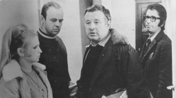 1974-01-01. Kadr z filmu "Nie ma róży bez ognia". Nz: Stanisława Celińska, Stanisław Tym, Mieczysław Czechowicz i Jacek Fedorowicz. Fot. PAP/CAF/reprodukcja