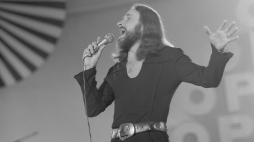 Opole 06.1975. XIII Krajowy Festiwal Piosenki Polskiej w Opolu. Na scenie muzyk, wokalista, kompozytor Stan Borys. Fot. PAP/Zbigniew Wdowiński