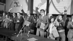 03.09.1980. Porozumienie jastrzębskie. Podpisanie dokumentu kończącego strajk w Kopalni Węgla Kamiennego (KWK) Manifest Lipcowy w Jastrzębiu-Zdroju. Fot. PAP/Bogdan Różyc 