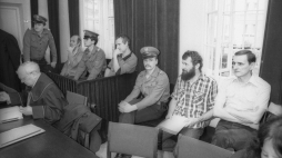Proces czterech działaczy Komitetu Samoobrony Społecznej Komitetu Obrony Robotników (KSS KOR) - Adama Michnika, Jacka Kuronia, Zbigniewa Romaszewskiego i Henryka Wujca, rok 1984. Fot. PAP/Wojciech Kryński  