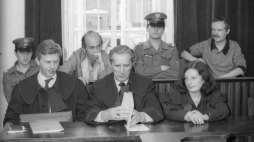 Proces czterech działaczy Komitetu Samoobrony Społecznej Komitetu Obrony Robotników (KSS KOR) - Adama Michnika, Jacka Kuronia, Zbigniewa Romaszewskiego i Henryka Wujca, rok 1984. Fot. PAP/Wojciech Kryński  