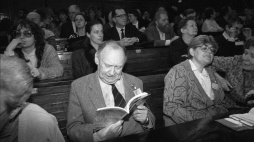 Warszawa 1.04.1989. Niezależne Forum Kultury w auli Auditorium Maximum Uniwersytetu Warszawskiego. Na zdjęciu na pierwszym planie m.in. prozaik, publicysta, kompozytor, krytyk muzyczny Stefan Kisielewski Fot. PAP/Grzegorz Rogiński