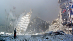 Ruiny wieżowców World Trade Center w Nowym Jorku, 2001 r. Fot. PAP/EPA (DOUG KANTER)