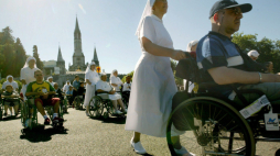 Lourdes, Francja, 12.08.2004 R. Pielgrzymi zbierają się w sanktuarium w Lourdes - słynnym na całym świecie miejscu maryjnych objawień i cudownych uzdrowień. Papież Jan Paweł II rozpocznie 14 bm. swoją drugą pielgrzymkę do Lourdes. Na spotkanie z Ojcem Świętym przybędzie od 200 do 400 tysięcy wiernych. Fot. PAP/EPA (OLIVIER HOSLET)