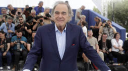  Amerykański reżyser Oliver Stone podczas sesji zdjęciowej promującej film „Lula” na 77. Międzynarodowym Festiwalu Filmowym w Cannes (Francja), 20 maja 2024 r. Fot. EPA/GUILLAUME HORCAJUELO Dostawca: PAP/EPA