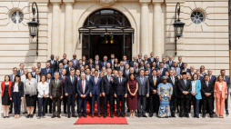 Przedstawiciele państw członkowskich Organizacji Współpracy Gospodarczej i Rozwoju (OECD) przed siedzibą organizacji w Paryżu, 3 czerwca 2025 r. Fot. EPA/SADAK SOUICI