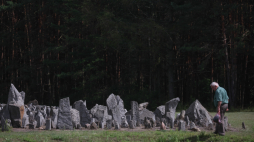 Kamienie symbolizujące macewy – żydowskie nagrobki, upamiętniające 900 000 spoczywających w Treblince ofiar zagłady. Fot. PAP/Leszek Szymański