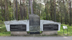Tablice w miejscu straceń przy wjeździe na teren miejsca pamięci w Ponarach. Fot.  PAP/Albert Zawada