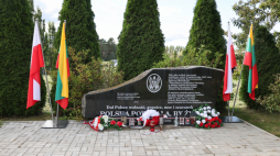 Tablica pamiątkowa poświęcona marszałkowi J. Piłsudskiemu w Zułowie. Fot. PAP/Albert Zawada