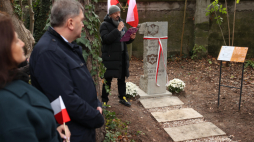 Odrestaurowany nagrobek legionisty Icchaka Izydora Hirscha. Przy nagrobku dyrektor Muzeum Żydowskiego w Oświęcimiu Tomasz Kuncewicz. Fot. PAP/Jarek Praszkiewicz