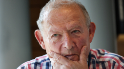 Redaktor naczelny Gazety Wyborczej Adam Michnik podczas wywiadu dla Polskiej Agencji Prasowej w siedzibie Agory w Warszawie. Fot. PAP/Albert Zawada