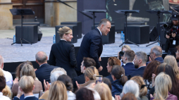 Prezydent Karol Nawrocki i Marta Nawrocka podczas Narodowego Czytania Dziadów Mickiewicza. Fot. PAP/Albert Zawada