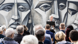 Żabikowo, 10.09.2026. Dyrektor muzeum dr Anna Ziółkowska podczas uroczystości otwarcia nowej części Muzeum Martyrologicznego w Żabikowie. W nowym skrzydle placówki przygotowane zostały trzy wystawy: „Otwieramy magazyny, świadectwa historii muzeów w Żabikowie, Forcie VII i Chełmnie nad Nerem”, „Ślady przeszłości na terenie byłego niemieckiego obozu karno-śledczego w Żabikowie” oraz "Sprawcy". Fot. PAP/Marek Zakrzewski
