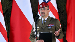 Kapitan rezerwy WP Karol Cierpica podczas uroczystości nadania Centrum Kultury w Olesznie imienia sierż. szt. Michaela Ollisa. Fot. PAP/Piotr Polak  