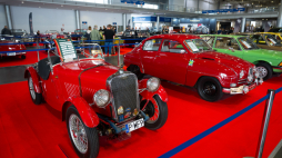 Poznań, 18.09.2026. Singer Nine Sports Special z 1933 r. i Saab 96 z 1964 r. prezentowane na Targach pojazdów zabytkowych Retro Motor Show 2026 na terenie MTP w Poznaniu. Fot. PAP/Jakub Kaczmarczyk