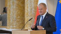 Premier Donald Tusk przemawia podczas uroczystych obchodów 50. rocznicy powstania Komitetu Obrony Robotników na Zamku Królewskim w Warszawie. Fot. PAP/Marcin Obara