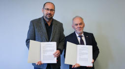 Dyrektor Generalny Polskiej Agencji Prasowej Marek Błoński (L) i dyrektor Narodowego Archiwum Cyfrowego Piotr Zawilski (P) podczas podpisania porozumienia o udostępnieniu przez dyrekcję Narodowego Archiwum Cyfrowego całości zasobu zdjęć Centralnej Agencji Fotograficznej. Fot. PAP/Albert Zawada
