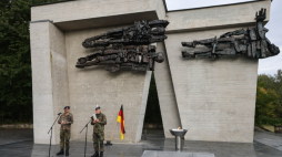 Łambinowice, 24.09.2026. Żołnierze Bundeswehry składają kwiaty na terenie dawnego obozu jenieckiego w Łambinowicach. Uroczystość była jednym z punktów inicjatywy „Praca dla pokoju”. Żołnierze 10. Opolskiej Brygady Logistycznej oraz 931. batalionu Bundeswehry wspólnie porządkowali oraz konserwowali teren dawnego Stalagu Lamsdorf. Fot. PAP/Krzysztof Świderski