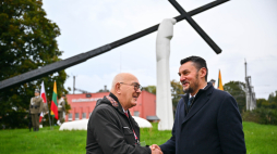 Szef Urzędu ds. Kombatantów i Osób Represjonowanych Lech Parell i prezes poznańskiego oddziału Związku Sybiraków Marian Macutkiewicz podczas ceremonii złożenia kwiatów pod Pomnikiem Zesłańców na Syberię w  Nowej Wilejce. Fot. PAP/Przemysław Piątkowski 