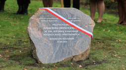 Uroczystość odsłonięcia kamienia upamiętniającego prezydenta RP Ignacego Mościckiego w Dniu z Koleją organizowanym w Spale z okazji 100-lecia Polskich Kolei Państwowych. Fot. PAP/Marian Zubrzycki