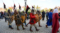 Szczecin, 26.09.2026. Święto Gryfa na Zamku Książąt Pomorskich w Szczecinie. Wydarzenie zorganizowano w 812. rocznicę wystawienia pierwszego dokumentu z wizerunkiem pomorskiego Gryfa - symbolu Pomorza i panującej od XII do XVII dynastii Gryfitów. Fot. PAP/Marcin Bielecki