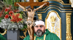 Jarosław, 26.09.2026 r. Jeden z poszkodowanych podczas napaści ks. Adrian głosi kazanie na mszy świętej sprawowanej w intencji śp. ks. Stanisława Zbojnowicza w kościele rektoralnym pw. św. Mikołaja i św. Stanisława Biskupa w Jarosławiu, 26 bm. Duchowny zmarł w wyniku ataku, dokonanego na terenie klasztoru sióstr Benedyktynek w Jarosławiu przez 31-letniego Ihora M. 24 września br. Fot. PAP/Piotr Polak