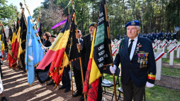 Belgia, Lommel, 27.09.2026 r. Uroczystości na Polskim Cmentarzu Wojskowym w Lommel ku czci polskich żołnierzy poległych podczas wyzwalania Belgii. Cmentarz w Lommel to największa polska nekropolia w Belgii. Pochowanych jest tu 257 polskich żołnierzy, głównie służacych w 1. Dywizji Pancernej gen. Stanisława Maczka. Fot. PAP/Wiktor Dąbkowski
