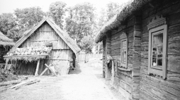 Chaty wiejskie. Dynie ułożone na przydaszku, 1936/NAC