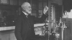 Leon Marchlewski - profesor chemii lekarskiej, rektor Uniwersytetu Jagiellońskiego, członek Akademii Umiejętności, członek założyciel oraz prezes Polskiego Towarzystwa Chemicznego. Fot. Narodowe Archiwum Cyfrowe