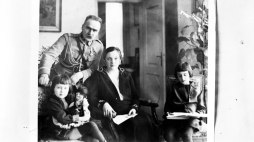 Józef Piłsudski z żoną Aleksandrą oraz córkami Jadwigą (trzyma lalkę) i Wandą, 1928 r./NAC