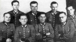 Schutzmannschaft Battalion 201, Roman Szuchewycz siedzi drugi od lewej. Fot. Źródło: Wikipedia