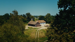 Zabytkowa chałupa i stodoła, które kolidowały z węzłem na Zakopiance, odtworzone w skansenie. Fot. Park Edukacyjny "Branice"