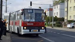 W weekend na poznańskie ulice wróciły kultowe Ikarusy. Fot. PAP/wideo