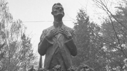 Kraków, 2 listopada 1947 r. Obchody jedenastej rocznicy śmierci przywódcy Polskiej Partii Socjalistycznej Ignacego Daszyńskiego. Na zdjęciu pomnik Daszyńskiego na cmentarzu Rakowickim. Fot. PAP