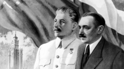 1953. Plakat wydany z okazji Miesiąca Pogłębiania Przyjaźni Polsko-Radzieckiej. Na plakacie Józef Stalin i Bolesław Bierut. Fot. PAP/CAF-reprodukcja