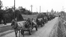 Rolnicy z Wilanowa z obowiązkową dostawą żywności dla państwa (w 1954 r.) Fot. PAP/Lech Pieńkowski