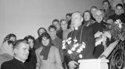 Spotkanie prymasa Stefana Wyszyńskiego ze studentami w Pałacu Prymasowskim, 1 listopada 1956 r. Fot. PAP/CAF/Marian Sokołowski